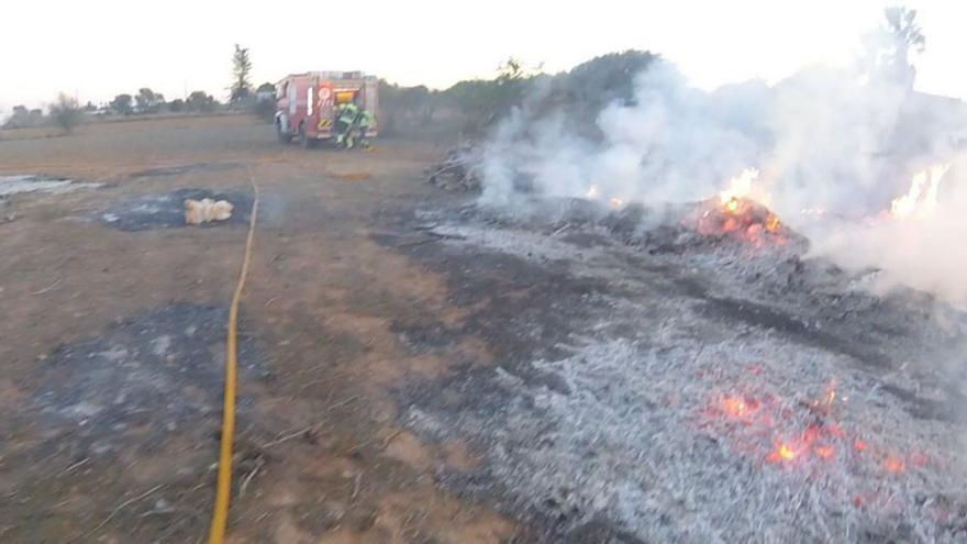 El fuego se declaró cerca de Puig d’en Valls. | BOMBEROS