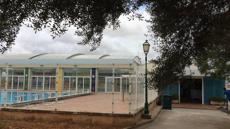 Aspecto exterior de las piscinas de Llucmajor, en el polideportivo.