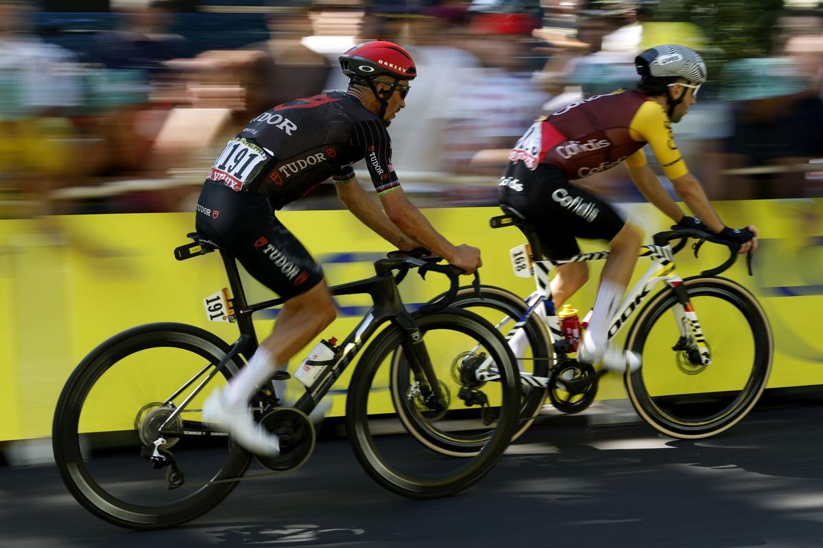 Barcelona (Spain), 05/07/2026.- French cyclist Benjamin Thomas (R) of Cofidis and French cyclist Julian Alaphilippe (L) of Tudor Pro Cycling Team in action during the 2nd stage of the Tour de France cyling tour, a 168.5 km race from Tarragone to Barcelona, Spain, 05 July 2026. (Ciclismo, Francia, España) EFE/EPA/YOAN VALAT