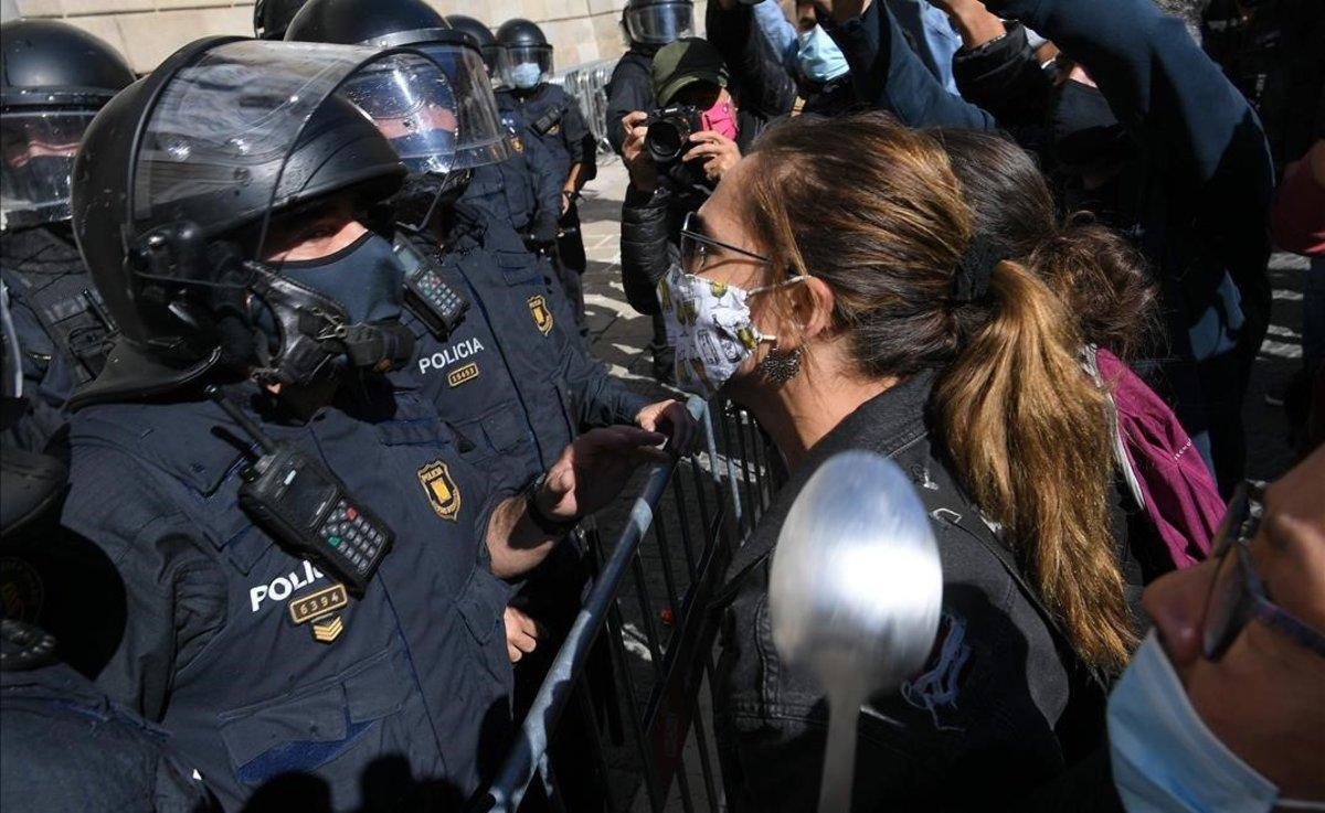 Manifestantes contra la orden de la Generalitat que cierra bares y restaurantes durante 15 días en Catalunya.