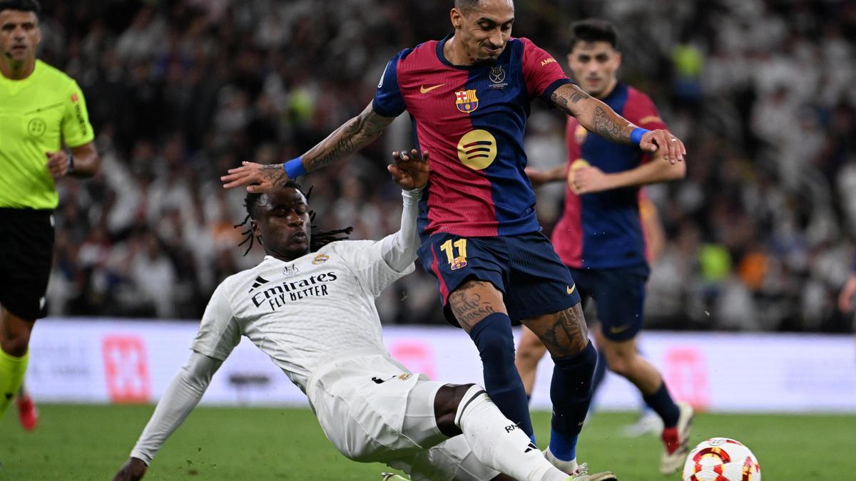Raphinha, jugador del FC Barcelona, disputa un balón con Camavinga.