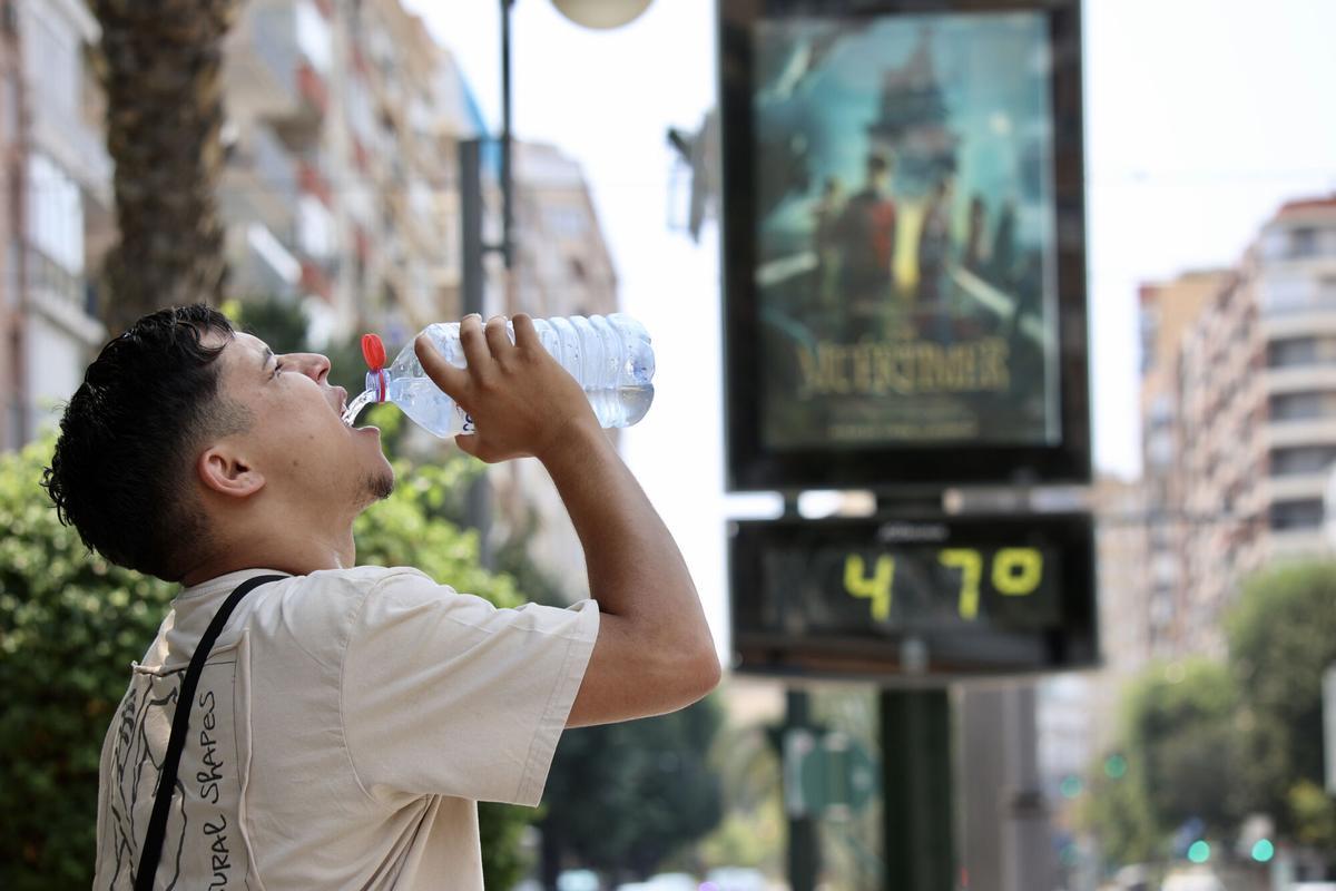 Imagen de archivo de un termómetro callejero que marca 47 grados en Murcia.EFE/Juan Carlos Caval/Archivo. Foto de recurso. Calor. Altas temperaturas. Hidratación.