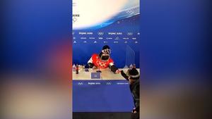 Suplica por comida en rueda de prensa después de lograr la medalla de oro de snow en los JJOO de Pekín