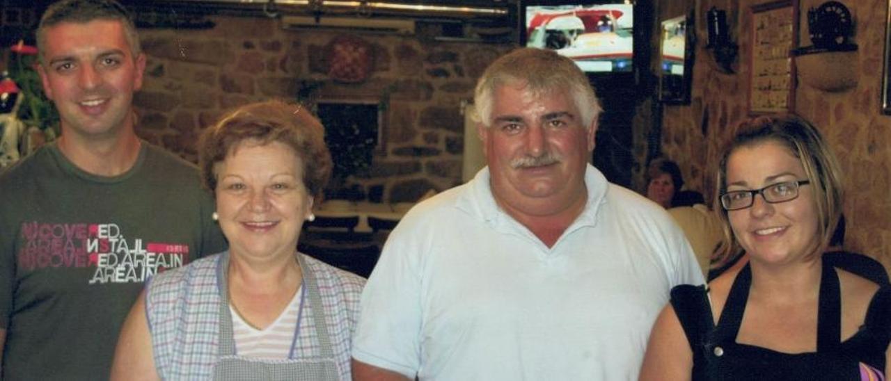 Marina Ferradás y Manuel Campos junto a sus hijos Gustavo y Nuria.