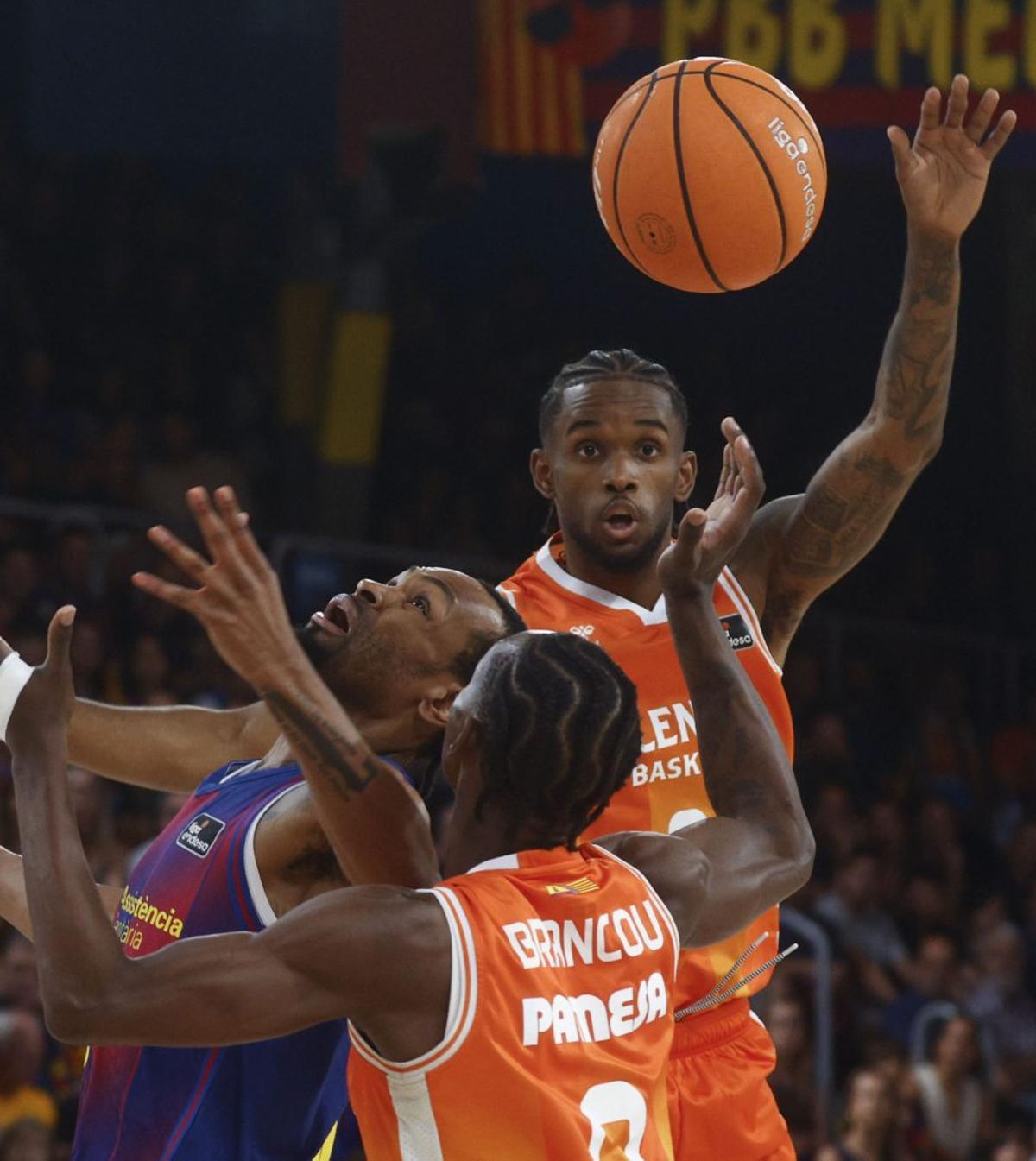 El València assalta el Palau i deixa el Barça contra les cordes