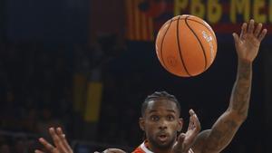 El València assalta el Palau i deixa el Barça contra les cordes