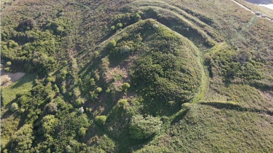 Una vista aérea del castro o Castelo dos Mouros, con las líneas de parapetos y fosos, así como posibles terrazas de cultivo.   | // GEAAT