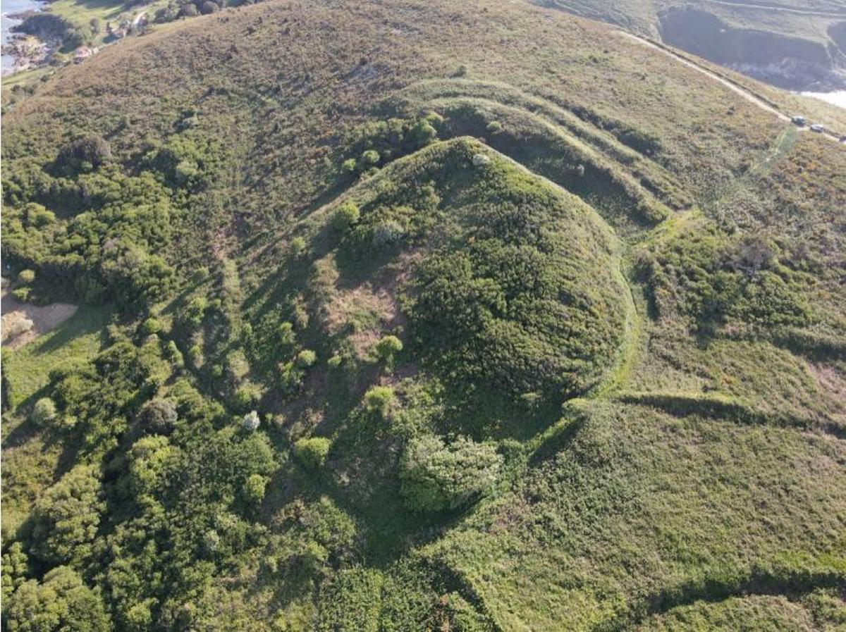 Una vista aérea del castro o Castelo dos Mouros, con las líneas de parapetos y fosos, así como posibles terrazas de cultivo. | // GEAAT