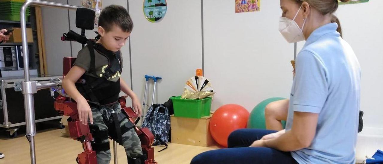 Pau fue uno de los niños que probó el exoesqueleto biónico.