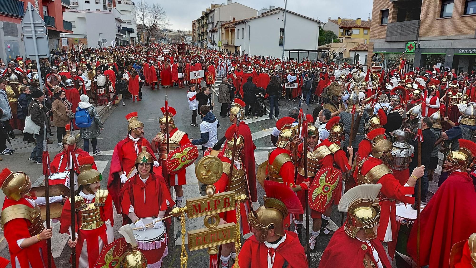 Uns 2.000 manaies desfilen a Banyoles