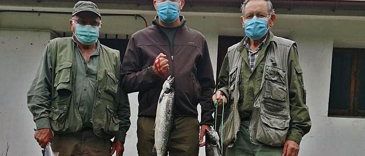 Juan y José Antonio Almeida, con otro pescador, en el Eo.