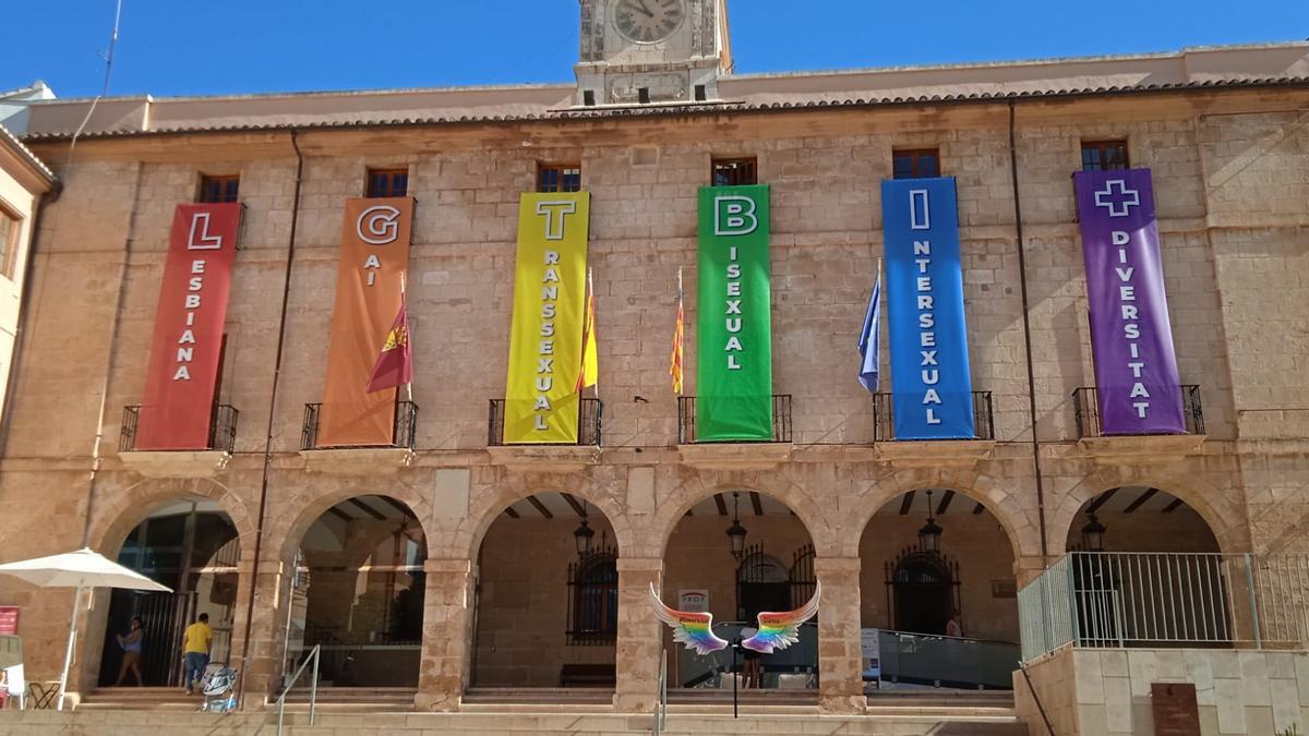 La fachada del ayuntamiento de Dénia con la bandera arcoíris
