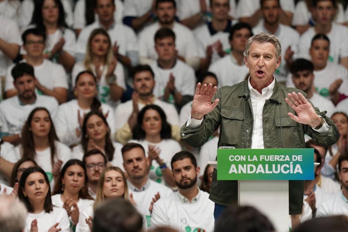 Mitin del candidato a la presidencia de la Junta de Andalucía, Juanma Moreno Bonilla, junto al presidente del PP nacional, Alberto Núñez Feijoo, en Carranque