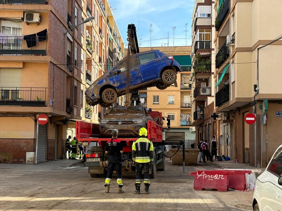 Retirada de un vehículo en las calles de La Torre.