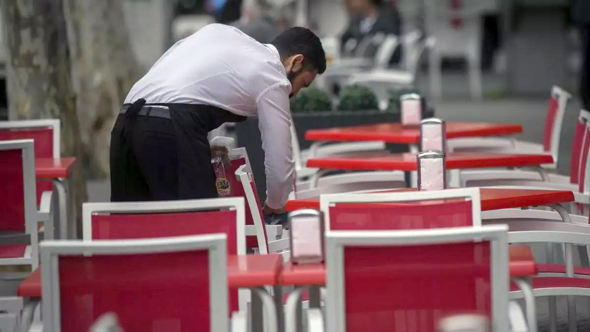 Un camarero trabaja en una terraza.
