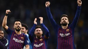 Suárez, Messi y Piqué celebran el triunfo en el Bernabéu