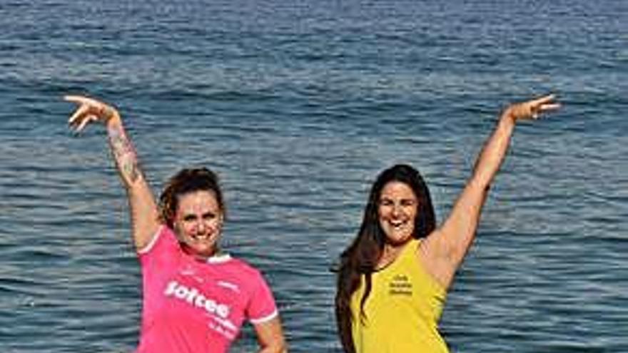 Rosana García, coordinadora del Sporting Casino, y María Rey, del Acuatc Oleiros, ayer en Riazor.