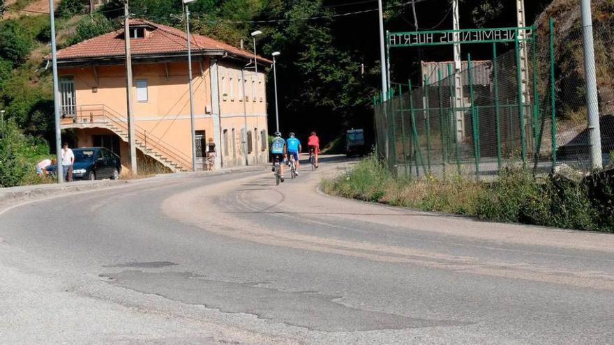 La antigua carretera de Moreda a Cabañaquinta, con el firme en mal estado.