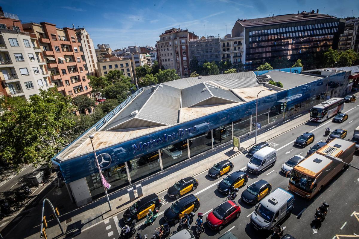 barcelona 05/07/2024 Barcelona. El solar donde hay un concesionario de la Mercedes (manzana avenida Sarrià, Urgell y Londres) y el parque de bomberos de Joan Miró (Aragó con Tarragona). - En la foto el concesionario Mercedes. AUTOR: JORDI OTIX