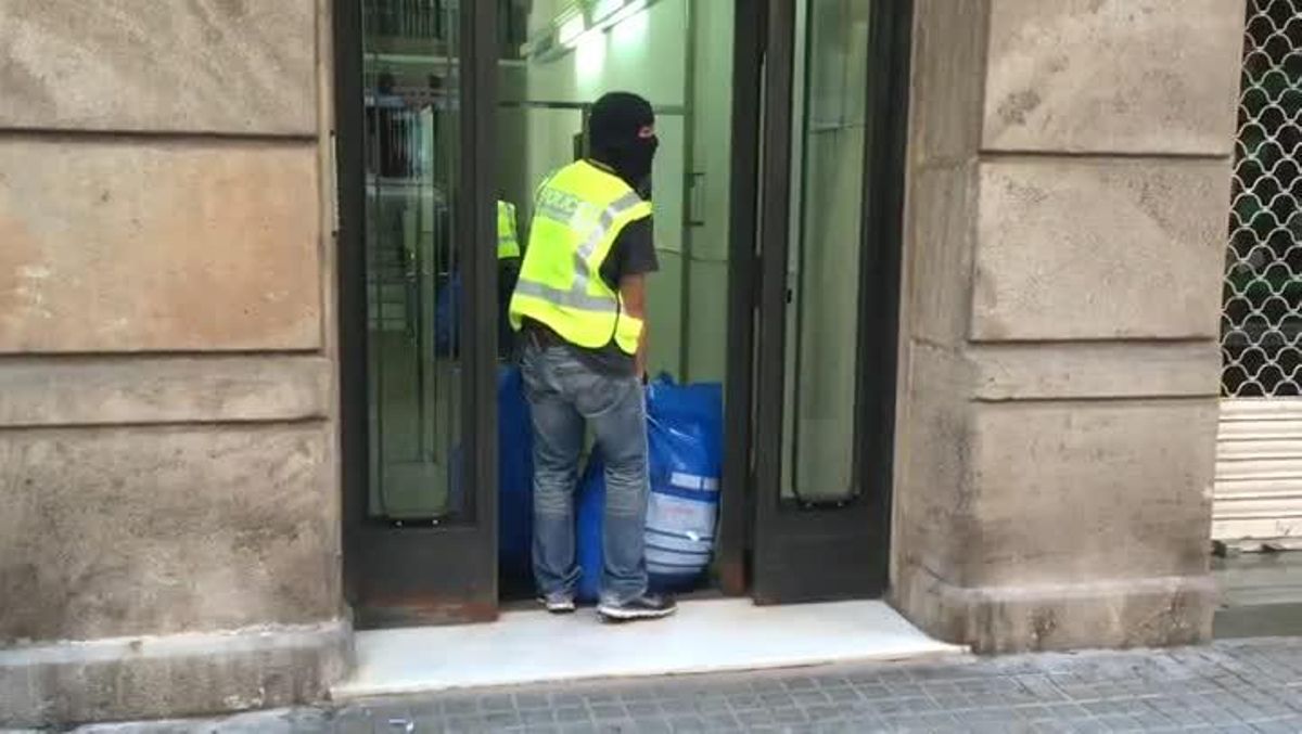 Intervención contra el top manta en la calle Calàbria de Barcelona