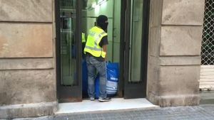 Intervenció contra el ’top manta’ al carrer Calàbria de Barcelona