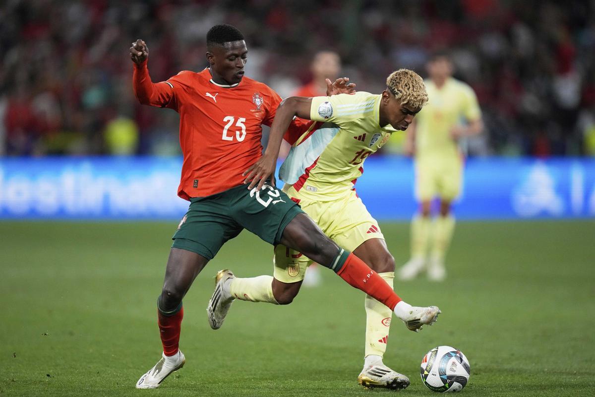 Nuno Mendes alardea de anular a Lamine Yamal