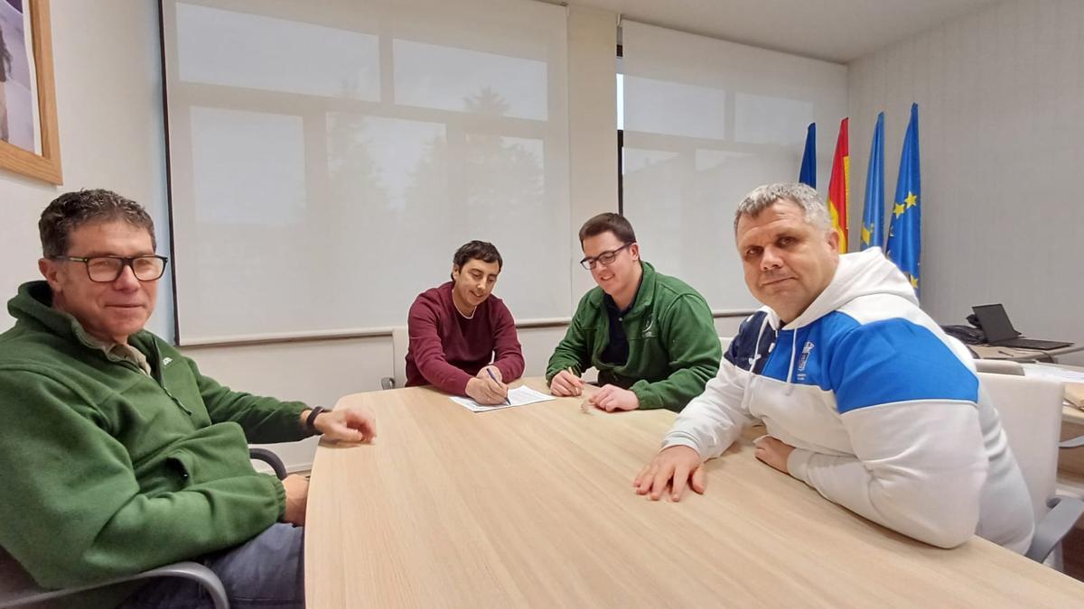 Por la izquierda, Juan Pis, Gerardo Sanz, Carlos Areces y José Antonio González, durante la firma para la renovación del convenio.