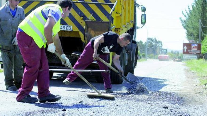 La obra se realiza con operarios municipales y maquinaria de la Mancomunidade. // Bernabé/Gutier