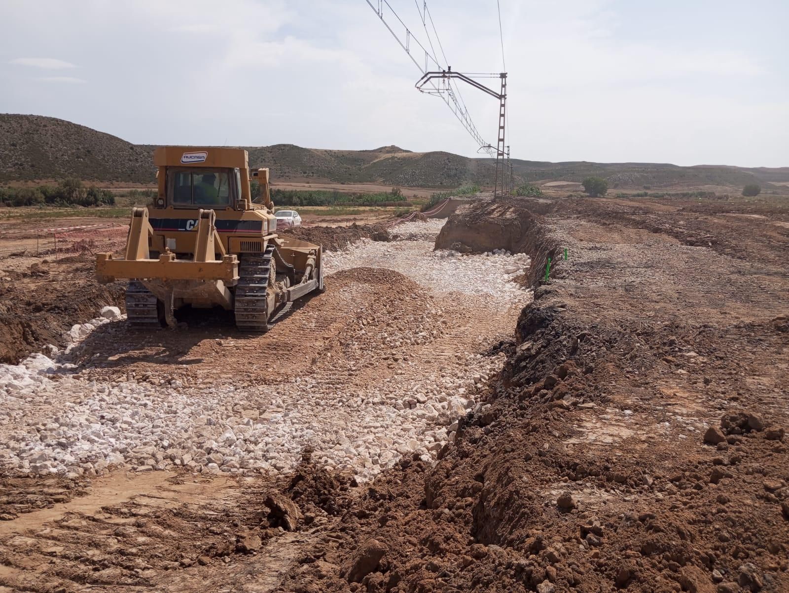 Medio centenar de operarios trabajan para recuperar la circulación de la línea Zaragoza-Tarragona tras las tormentas del pasado 14 de junio en el entorno de Belchite.