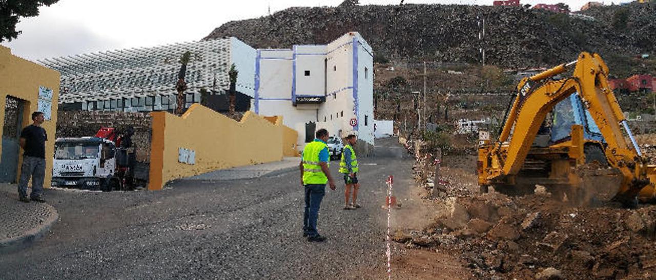 A la derecha de la zanja aparecen los restos de la cerámica, junto a otros vestigios del antiguo azucarero, en Guía.