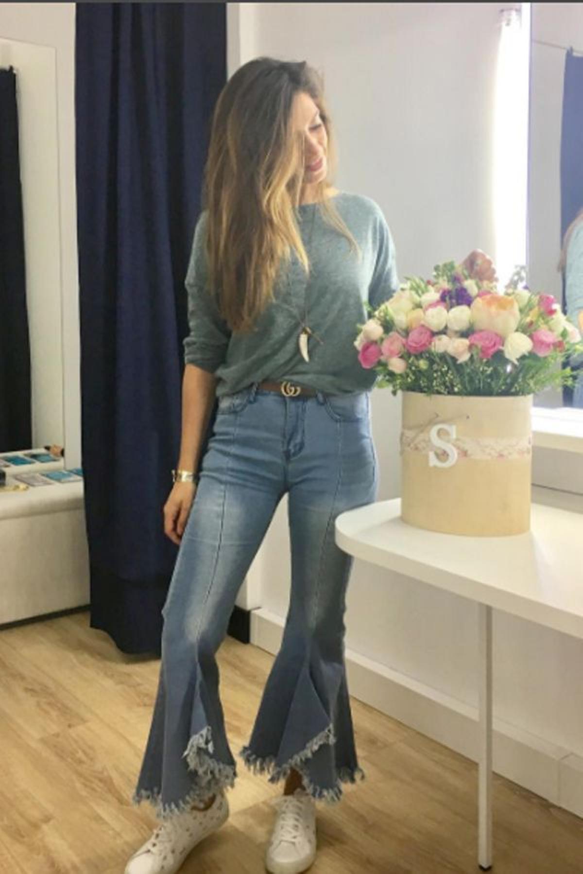 Sara Carbonero con flare jeans