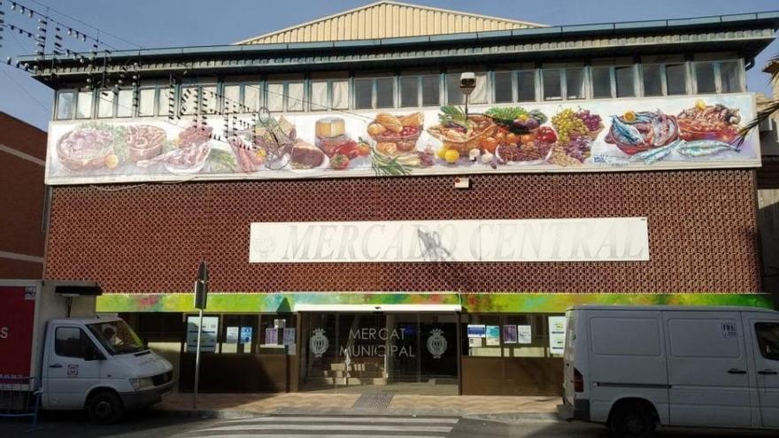 El mural en la fachada principal del Mercado Municipal.