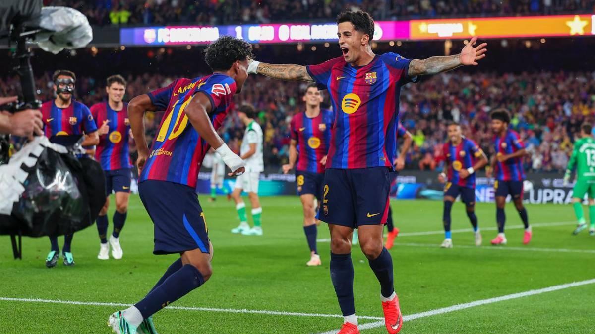 Cancelo celebra uno de sus goles con Lamine Yamal
