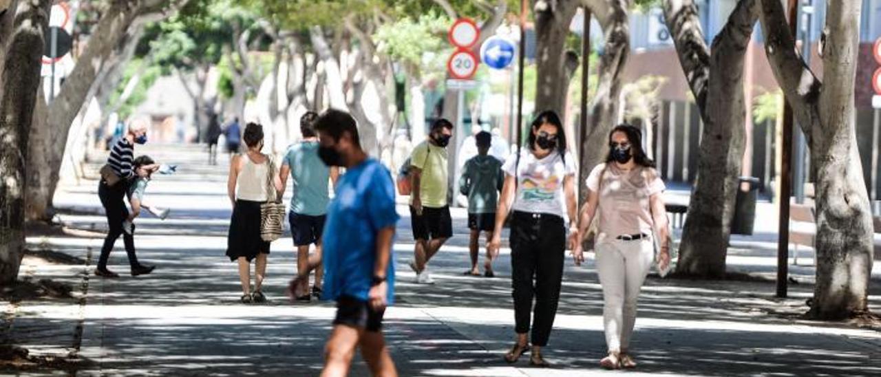 Varias personas pasean con mascarilla por Las Palmas de Gran Canaria. | | JOSÉ CARLOS GUERRA