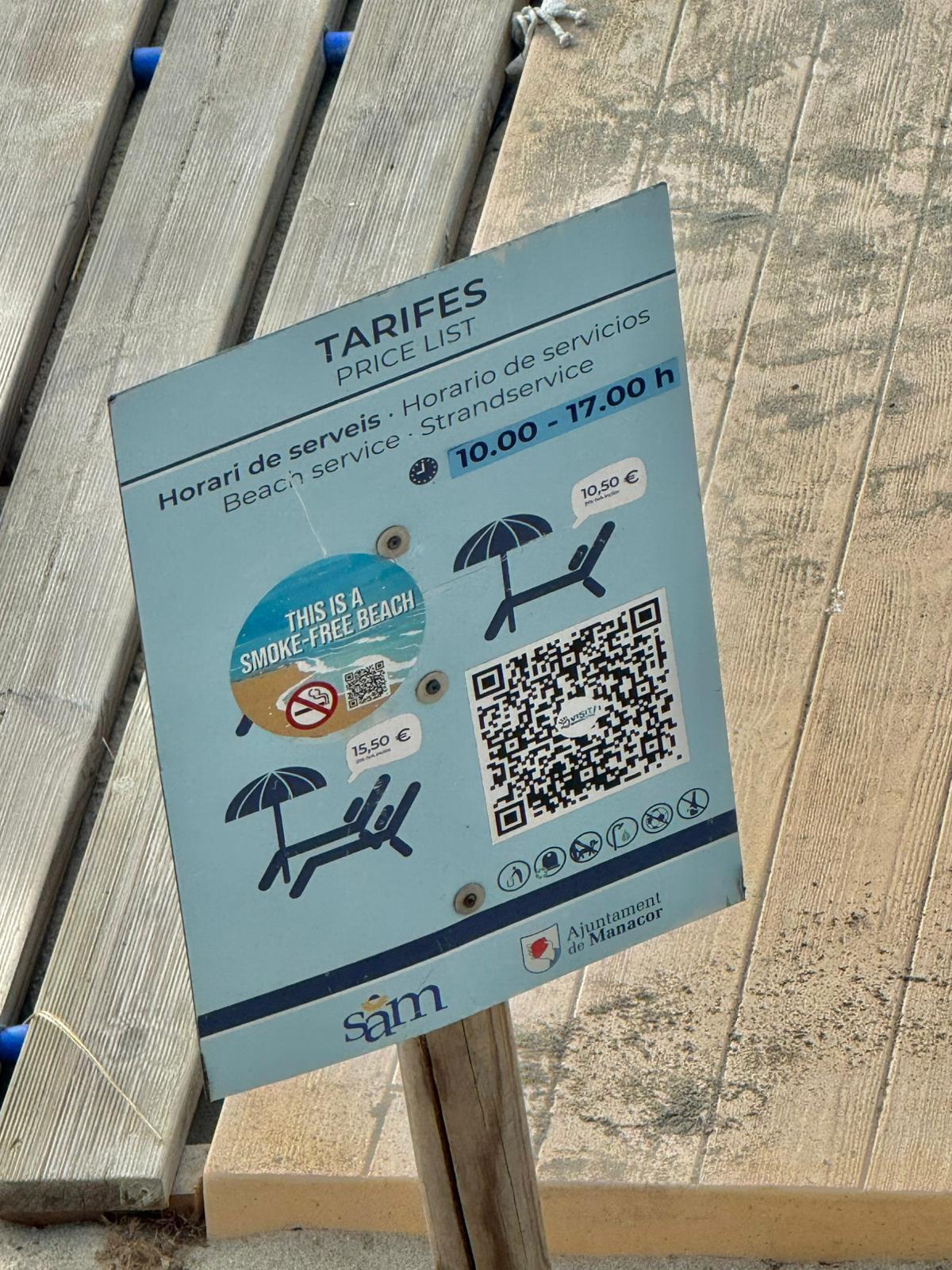Die Preise für "hamacas" und "sombrillas" am Strand von Porto Cristo.
