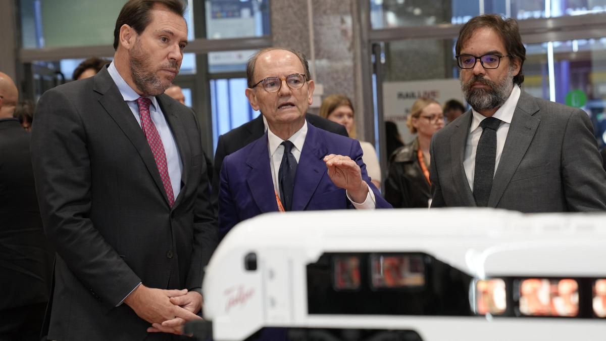 El ministro de Transportes, Óscar Puente, el presidente de Talgo, Carlos de Palacio, y el presidente de Renfe, Álvaro F. Heredia, el jueves en la feria Rail Live 2026 de Madrid