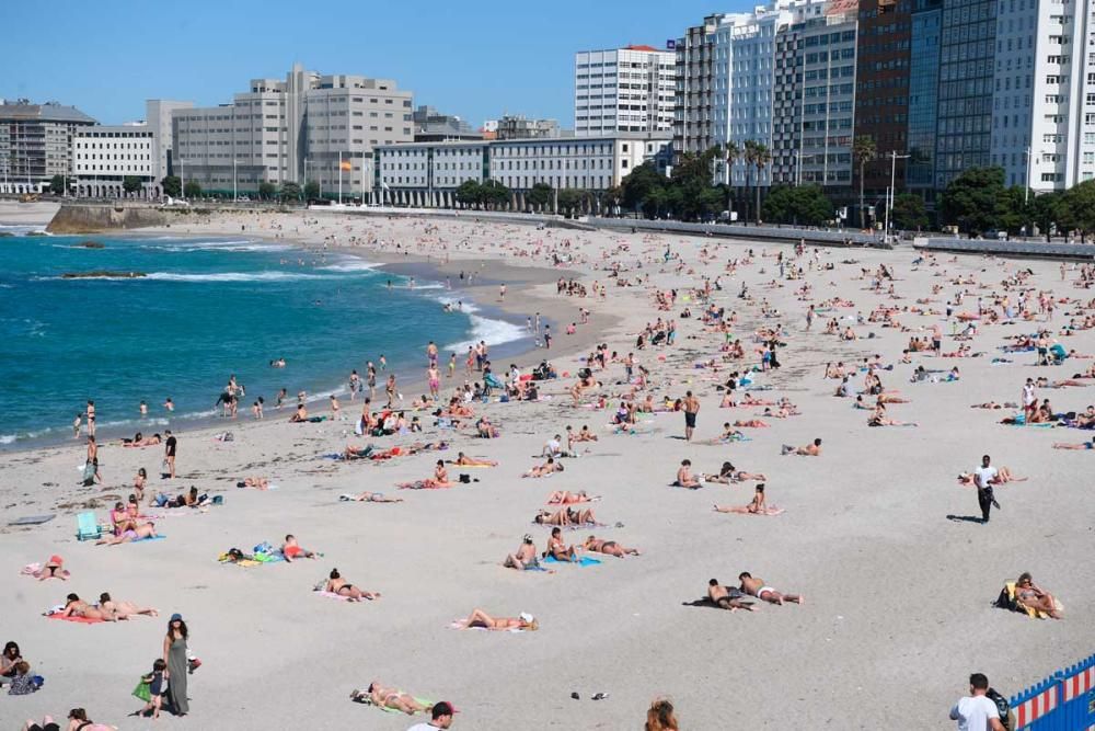 Los coruñeses vuelven a la playa con el inicio de la fase 2 y las altas temperaturas