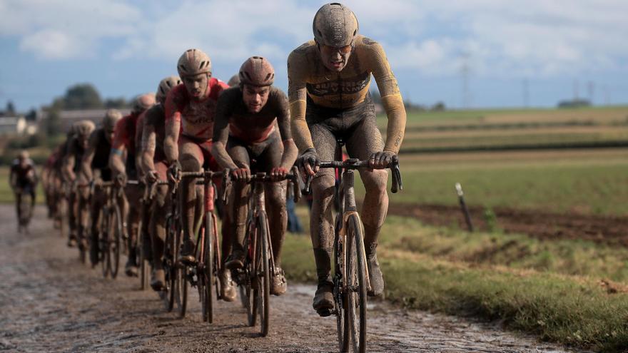 Los ciclistas, en un momento de la París-Roubaix.