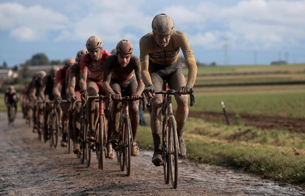 Los ciclistas, en un momento de la París-Roubaix.