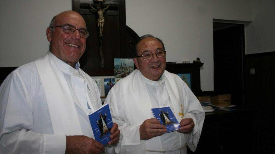 Por la izquierda, Silverio Cerra y el párroco de Vegadeo, José Luis Varela, en 2012.