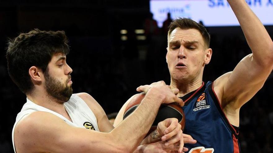 Un momento del encuentro entre el Baskonia y el Real Madrid.