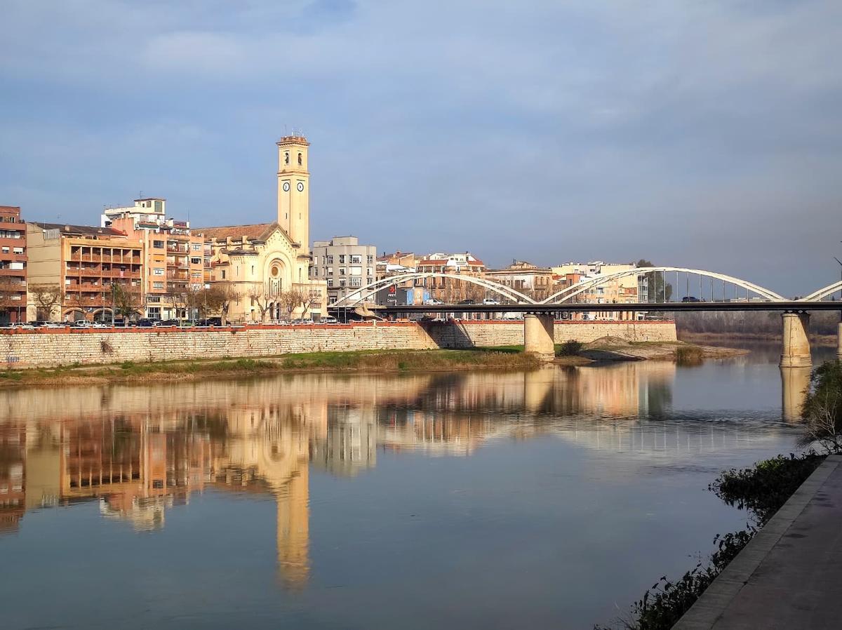 El río Ebro a su paso por la ciudad de Tortosa, este martes por la mañana.