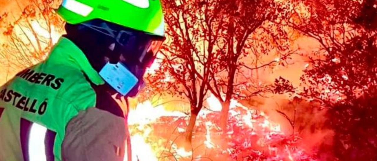 El bombero Axel González ha trabajado duro en los trabajos de extinción.  | LEVANTE-EMV