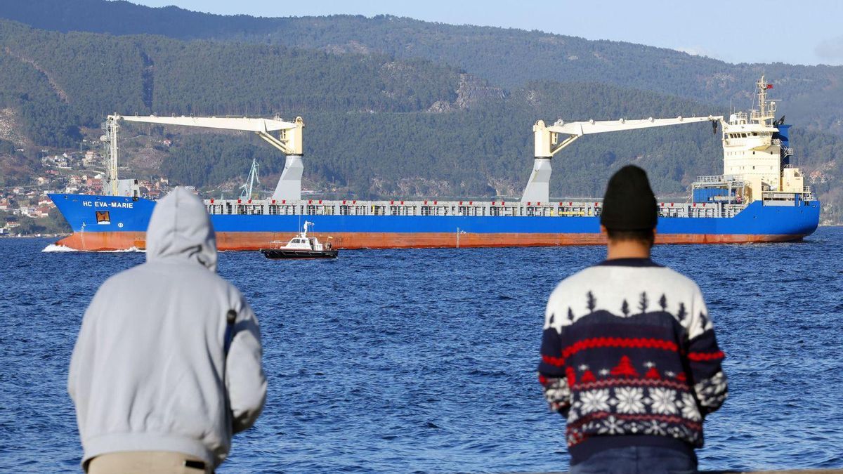 El mercante «HC Eva Marie», saliendo este domingo del puerto de Vigo.