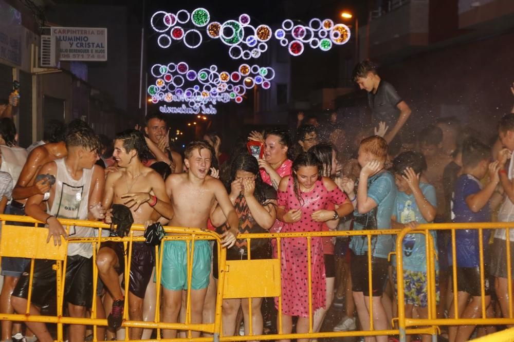 Cientos de personas, la mayoría adolescentes que quisieron disfrutar de la "cremá" y posterior "bañá" de los bomberos, se acercaron al barrio del Calvario para ver arder su hoguera