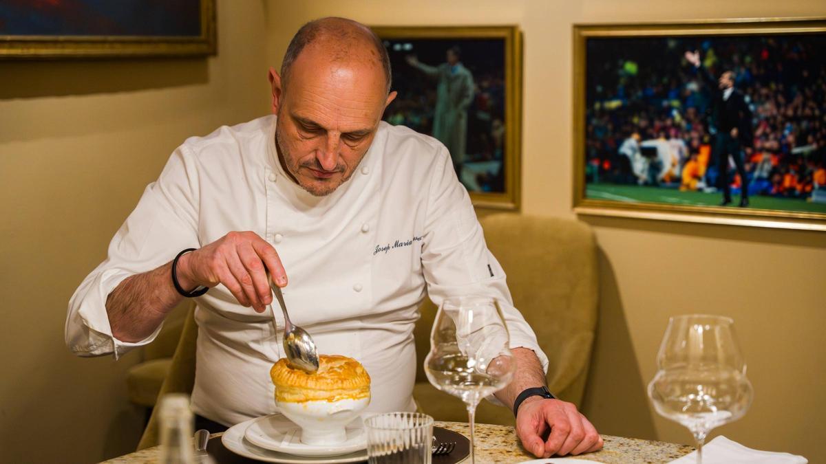 El cocinero Josep María Masó, con la sopa VGE.