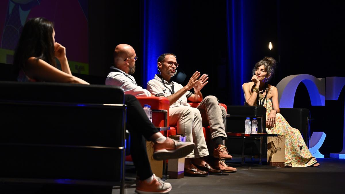 El Nuevo Teatro Circo acogió ayer  las primeras presentaciones y  mesas redondas.