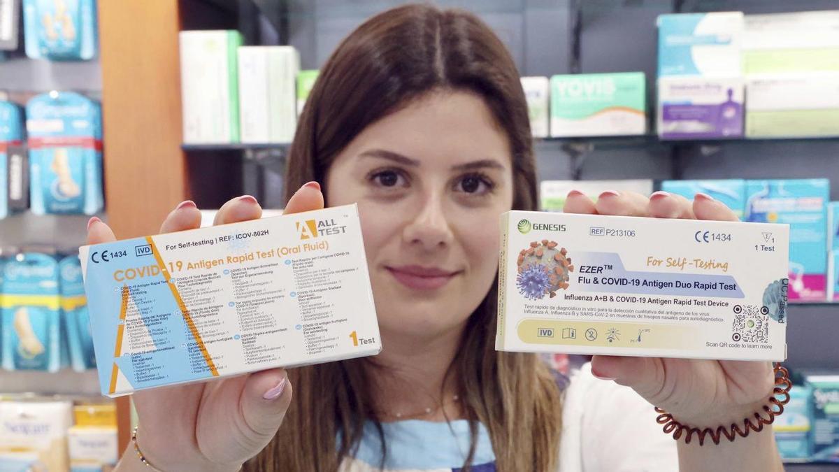Test para detectar virus de covid y gripe en una farmacia de Vigo.