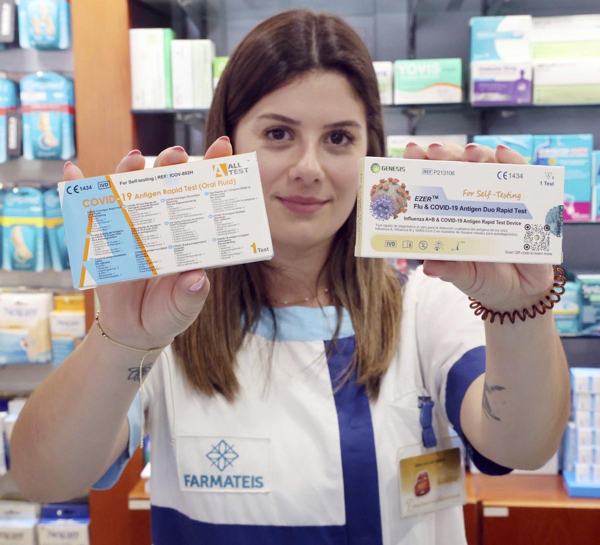 Test para detectar virus de covid y gripe en una farmacia de Vigo.