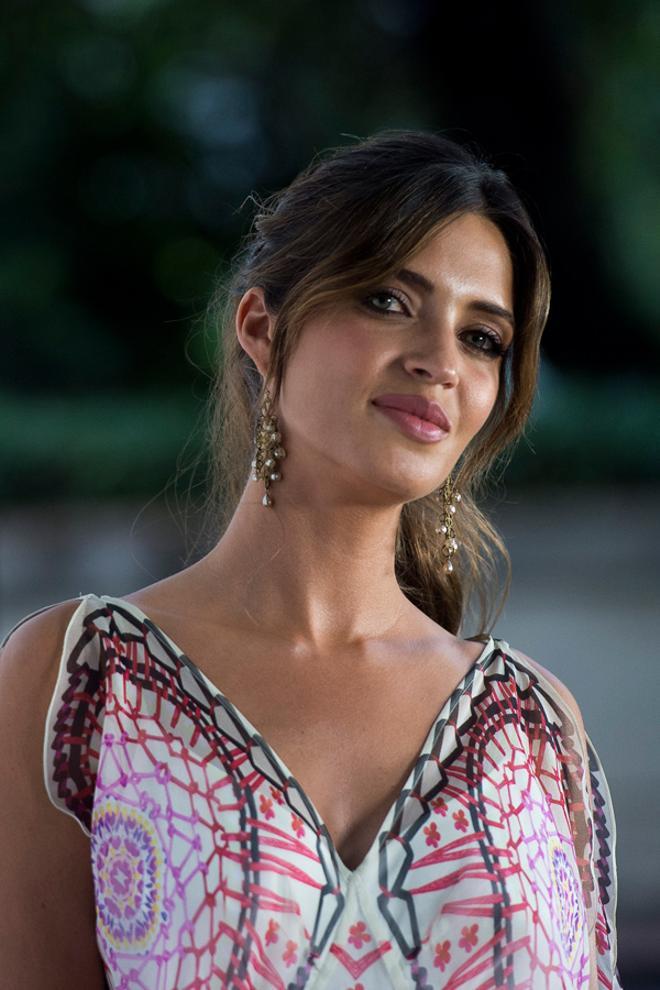 Sara Carbonero con look de fiesta de verano: vestido estampado étnico